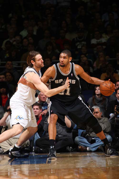 奇异果体育官网- 蒂姆在湖人比赛中回归赛场,连败引发热议的是谁 